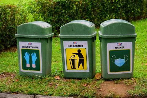 Three types of green plastic trash cans Stock-Fotos