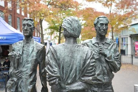 Three Weathered Bronze Statues Of Men In Nottingham, England Urban Park 写真素材