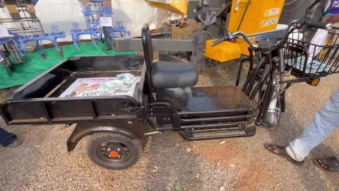 A three-wheeler electric cargo loader scooter Vídeo Stock 346815222