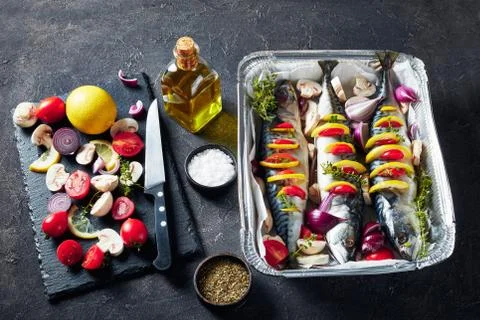 Three whole raw mackerel in a baking pan Foto stock