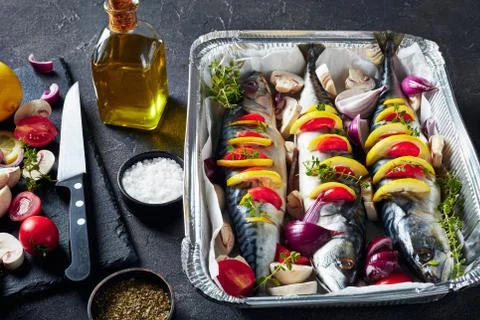 Three whole raw mackerel in a baking pan Foto stock