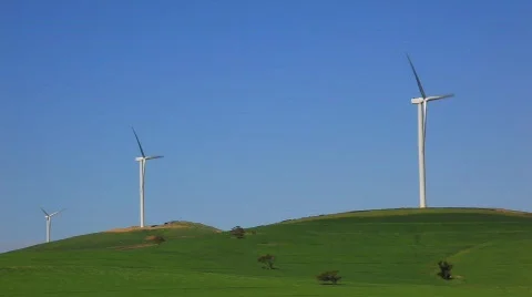 Three windmills on hill.mpg Stockbeeldmateriaal 865408