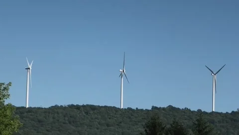 Three Windmills Turning on a Hilltop 库存影片 138037601