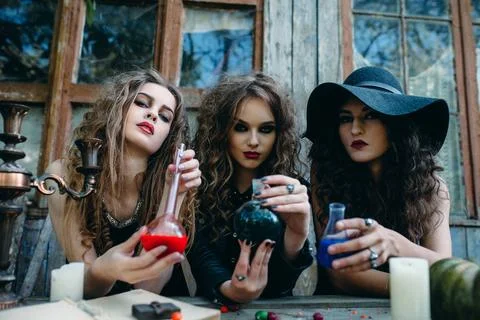  three witches at the table three witches are sitting at the table and pre... Foto stock