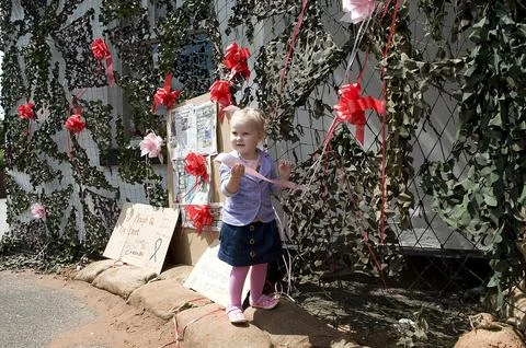 Three Year Old Ruby Lowe Ties A Ribbon At The Plough Pub In Wellington Shropshir Foto stock