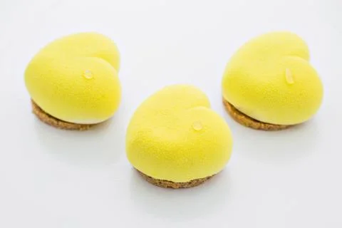 Three yellow cake in the shape of heart. lemone desert Foto stock