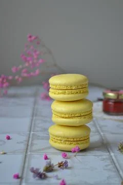 Three yellow macaroons on a kitchen table Foto stock