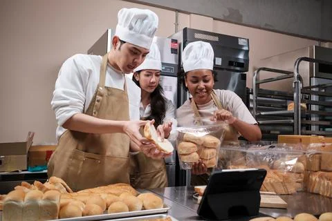 Three young bakery startups live streaming, pastry sales online promotion. Foto stock