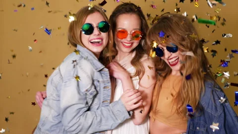 Three young beautiful smiling hipster girls in summer casual clothes Stock Footage 140790168