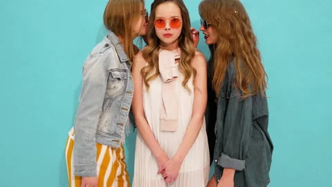 Three young beautiful smiling hipster girls Vidéo 140791229