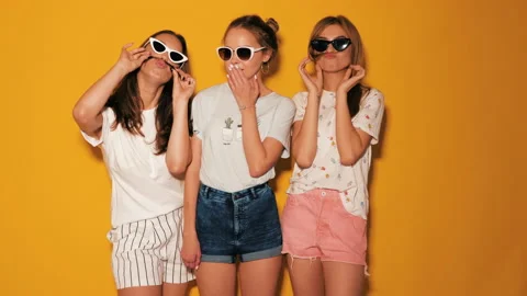 Three young beautiful smiling hipster girls in summer clothes Видео 141842236