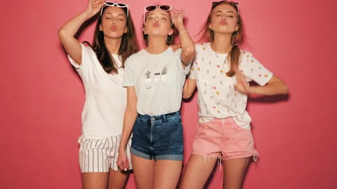 Three young beautiful smiling hipster girls in summer clothes 库存影片 141842496