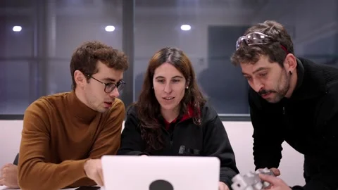 Three young engineers working on a meeting room Vidéo 262803383