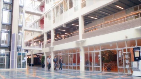Three young men walk up and look at menus and plates of food in a showcase Vídeos de archivo 109463593