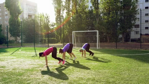 Three young women doing push ups to jumps Video stock 139808628