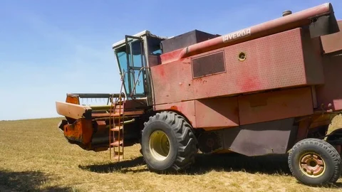 Threshing Machine driving on dirt road Vídeo Stock 77623859