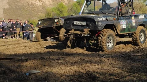 A thrilling battle between 4x4 SUVs during a trophy off-road race Vídeos de archivo 345494549