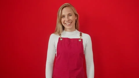 Thrilling wink from a cheerful, blonde bombshell in her apron standing over.. 库存影片 279912164
