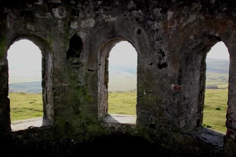 Through the arched window. Stockfoto's