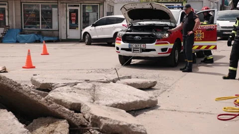 Through the cable, a tow truck pulls out the rubble of house, earthquake damages Vídeos de archivo 201444998