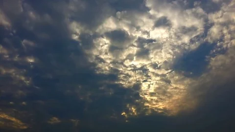 The through the clouds light: Timelapse Stockbeeldmateriaal 80148688