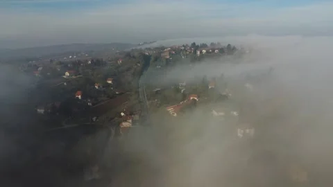 Through the Mist: Approaching Green Hillside Suburb with Road and Red Roofs 库存影片 292819895