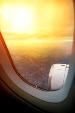 Through plane window flying over landscape Stock-Fotos