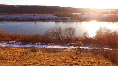 Through the valley over the calm surface Vídeo Stock 129116998