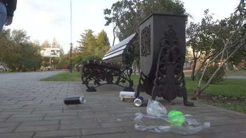 Throw an aluminum can in the trash 库存影片 120090104