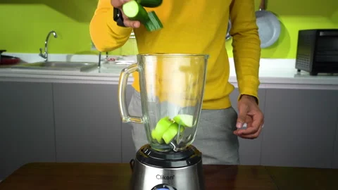 Throw a cucumber into a blender Vídeo Stock 135512993
