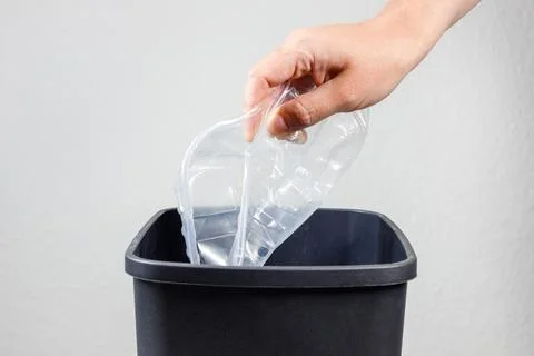 Throw the plastic container in the garbage. sorting plastic Foto stock