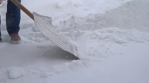 To throw the snow. shovel snow removal. Winter snowy day. 库存影片 73375729