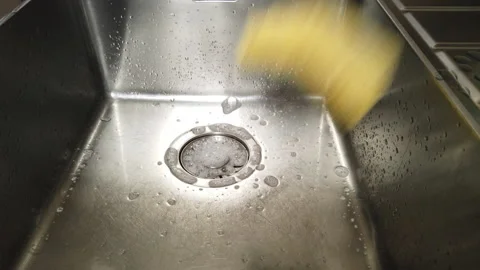 Throw the sponge in the sink. Video stock 238640206