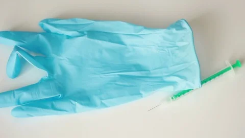 Throwing blue rubber glove and syringe 動画素材 79589974
