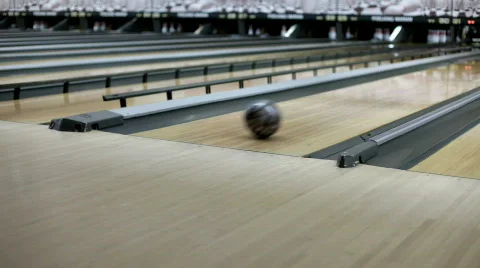 Throwing Bowling ball down lane Vídeos de archivo 810949