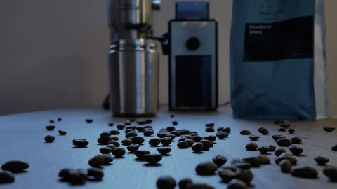 Throwing coffee beans on the table Stockbeeldmateriaal 166534202