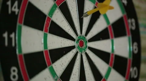 Throwing darts Video stock 32823030