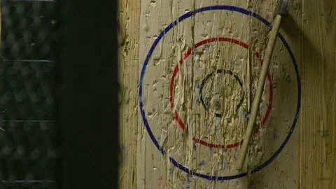 Throwing Felling Axe and Hitting Wood Target in Slow Motion Vídeo Stock 93533411