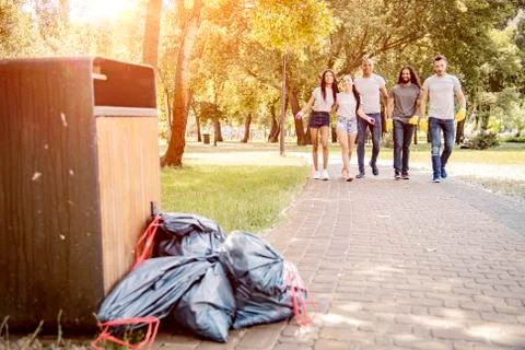 Throwing garbage into the trash can. Stock-Fotos