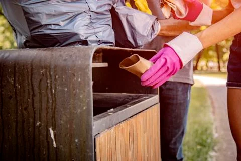 Throwing garbage into the trash can. Foto stock