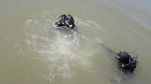 Throwing him in the water and splash! Beginner with diving instructor... Stock Footage 48384620