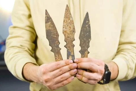 Throwing knife in hand aiming at target. Foto stock