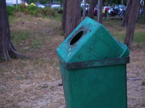 Throwing litter in to rubbish bin on close up shot.  Stock Footage 129139054
