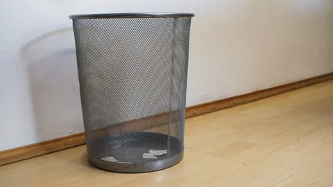 Throwing mulitple tissue paper in the garbage bin Vídeos de archivo 126657770