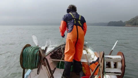 Throwing out the dredge from the punt 스톡 동영상 171320932