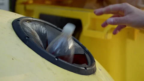 Throwing out plastic bottles into recycle container. Stock-Footage 167338251