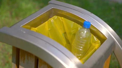 Throwing plastic bottle into the garbage can in slow motion 180fps Vidéo 164896716