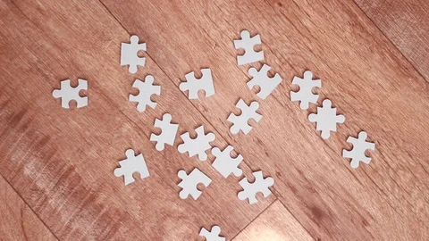 Throwing puzzle pieces on floor Vídeos de archivo 95318966