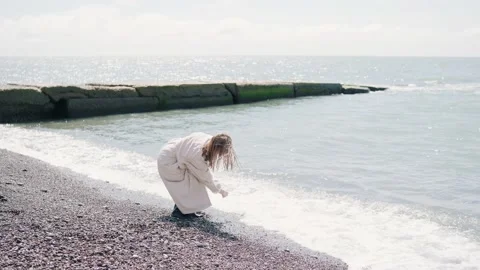 Throwing rocks - Girl throwing rocks in the sea. Stock Footage 158425261