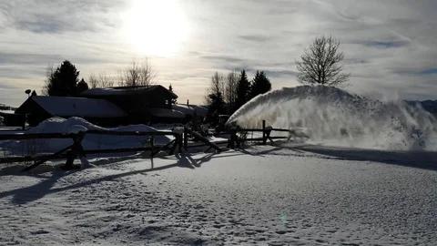 Throwing Snow at Sunset 库存影片 105444811